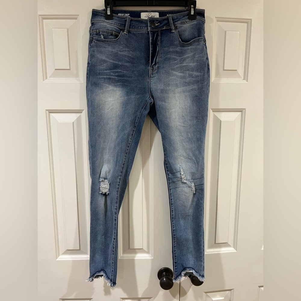 Light Washed Jeans with Rips at the Knee